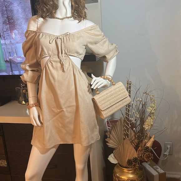 Elegant Cream Woven Handbag with Wooden Handle - Picture 3 of 5